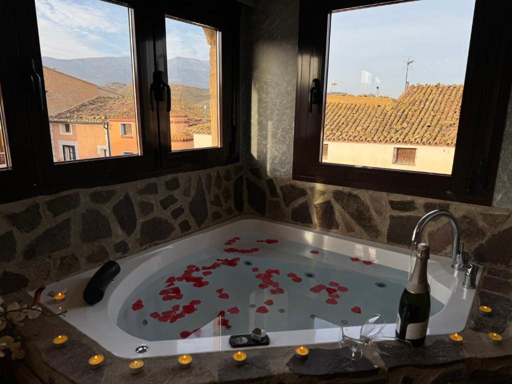 eine Badewanne mit einer Flasche Wein darin in der Unterkunft El Rincon del Moncayo in Vera de Moncayo