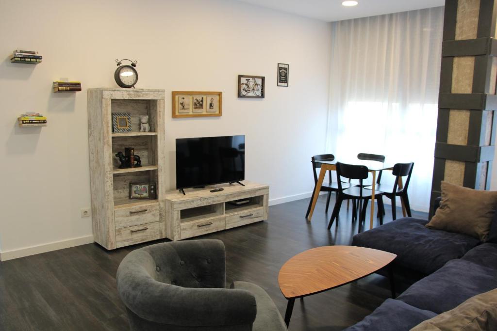 Televízia a/alebo spoločenská miestnosť v ubytovaní Apartment Sofi