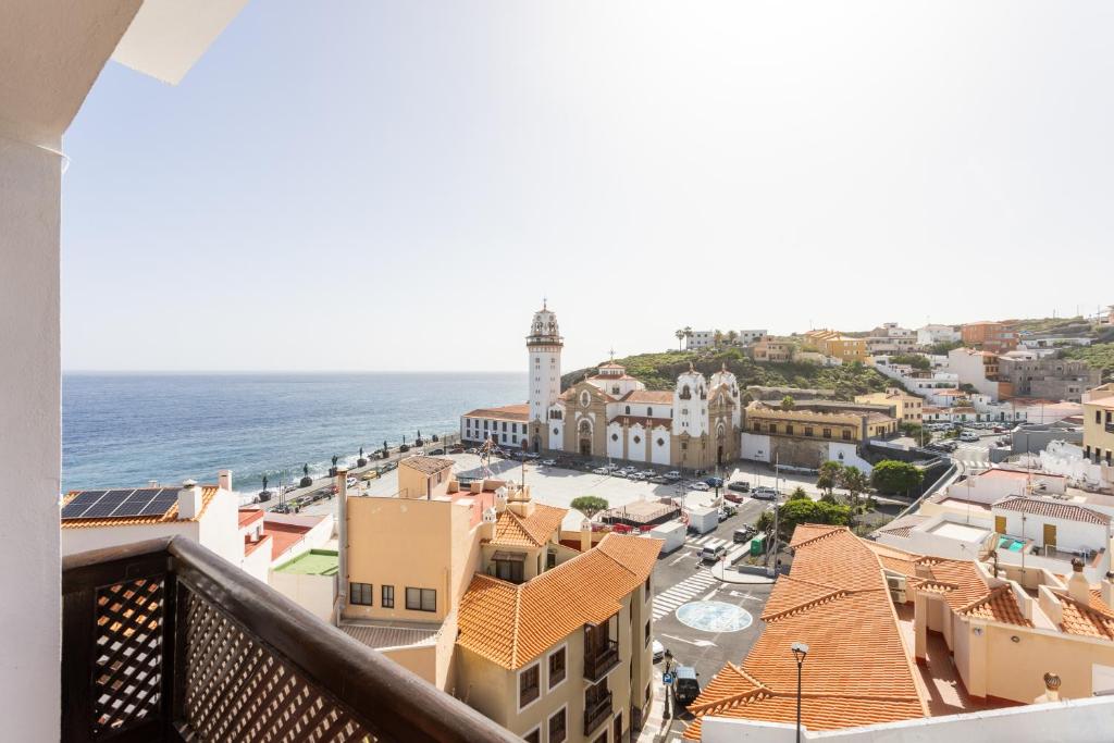 - un balcon offrant une vue sur la ville dans l'établissement EK El Risco Candelaria, à Candelaria