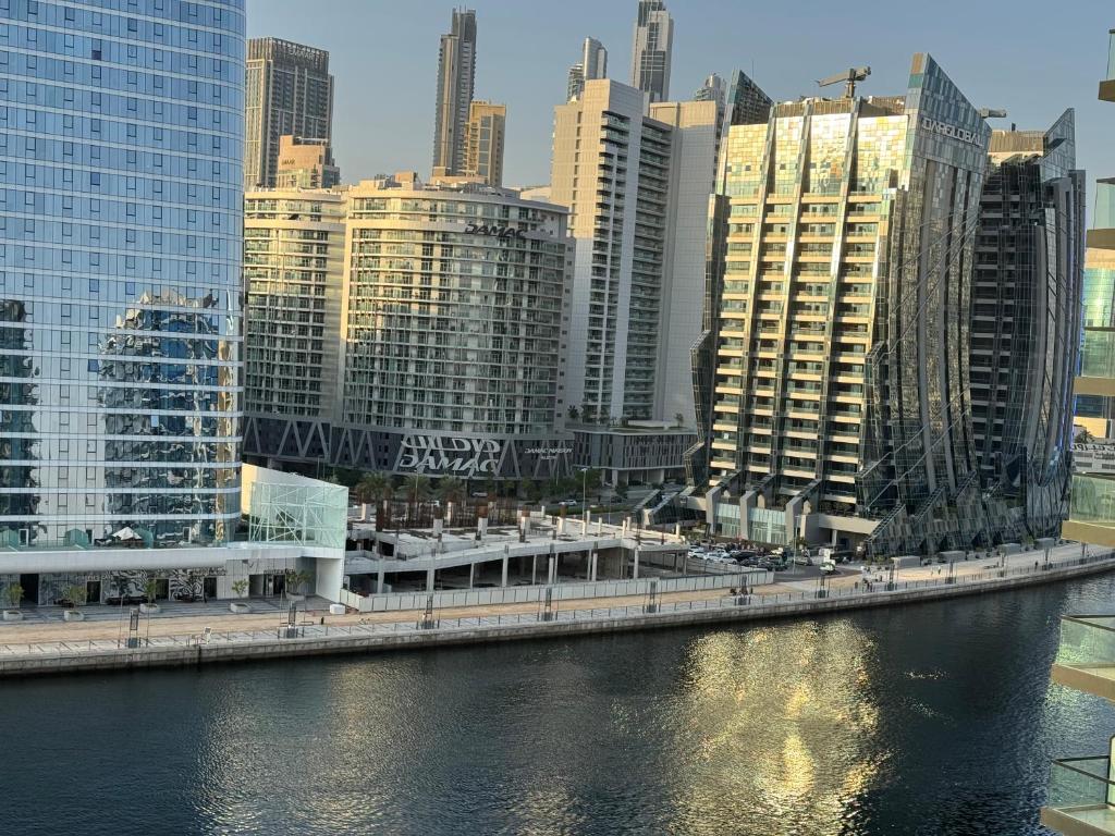 een stad met hoge gebouwen naast een rivier bij Business bay in Dubai