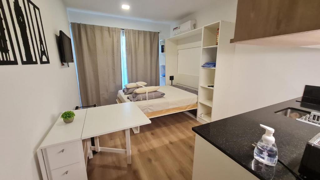 ein kleines Apartment mit einem Bett in einem Zimmer in der Unterkunft Hermoso departamento a estrenar, Calido y Unico in Buenos Aires