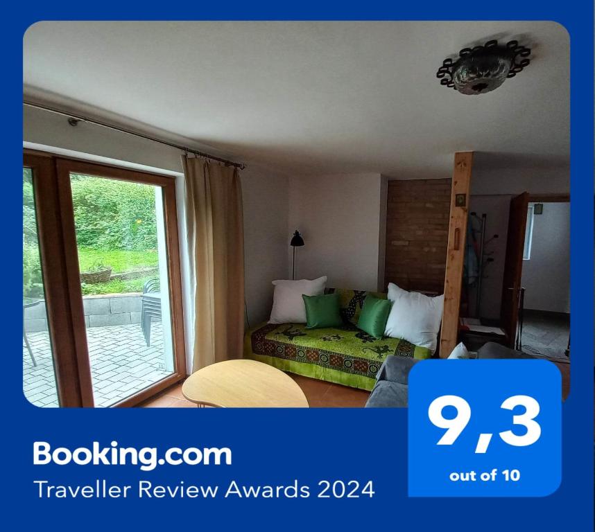 ein Hotelzimmer mit einem Bett und einem Fenster in der Unterkunft Agroturystyka u Babci in Czchów