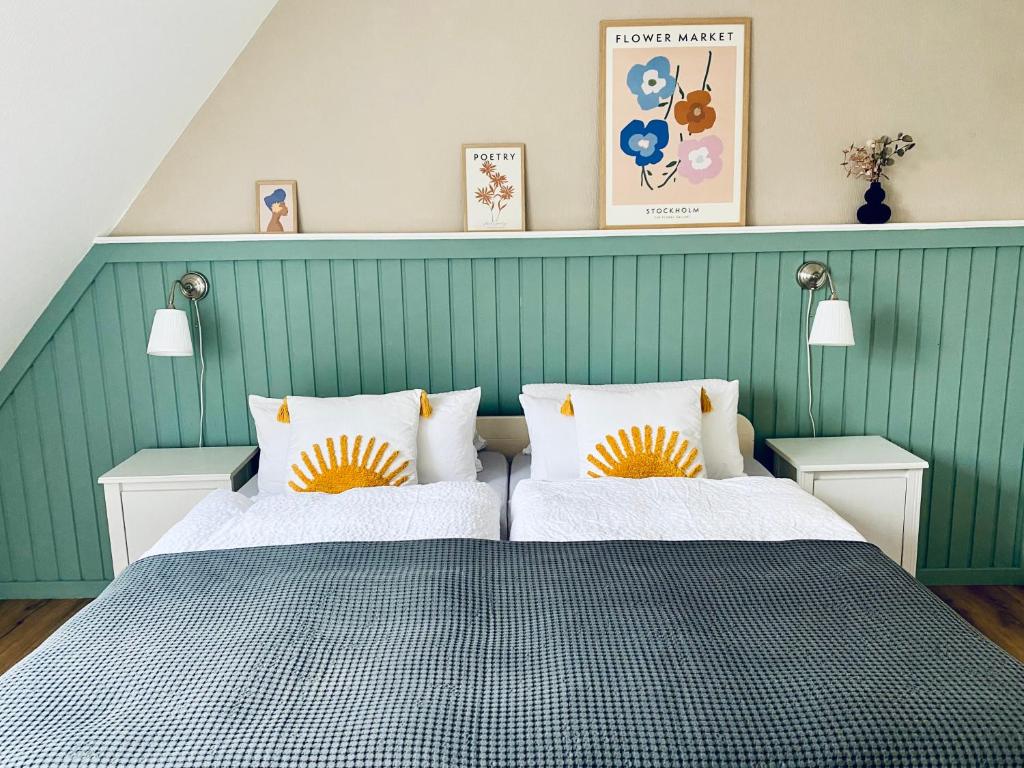 1 Schlafzimmer mit 2 Betten und grünen Wänden in der Unterkunft Kajüthus Apartment 1 in Fehmarn