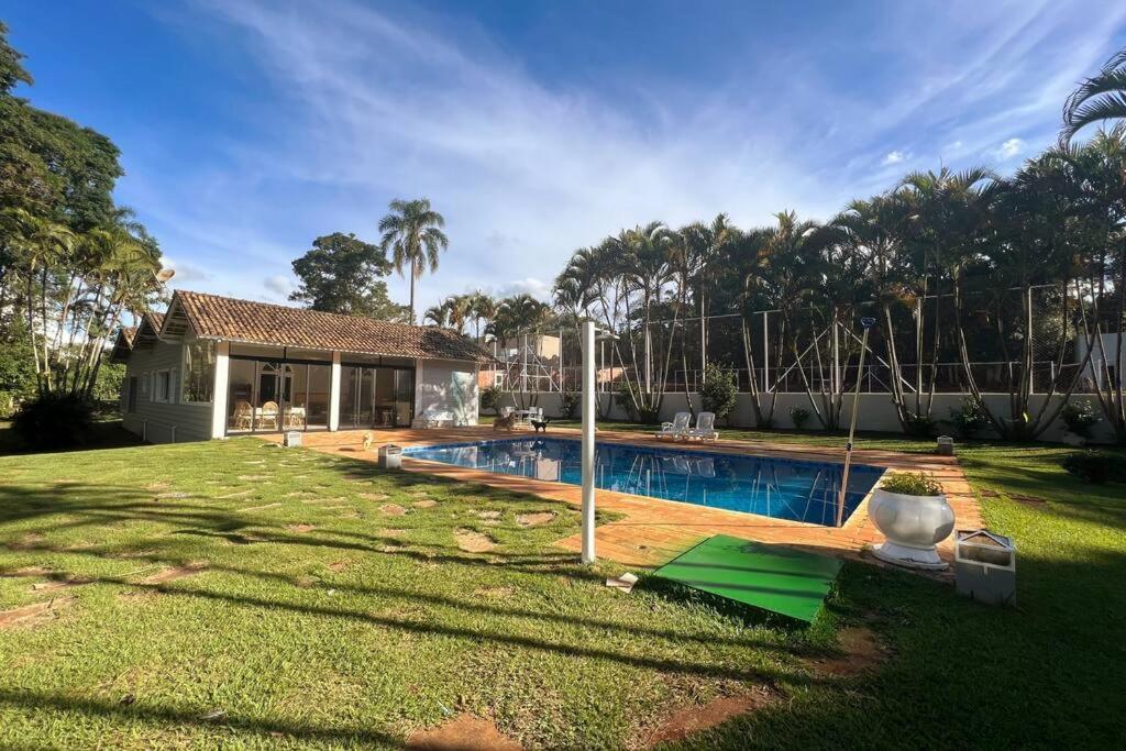 ein Haus mit einem Pool im Hof in der Unterkunft Sítio Dadedi in Ibiúna