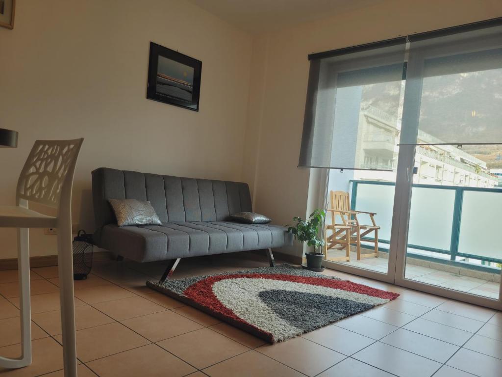 un soggiorno con divano e finestra di Flat lemon a Trento