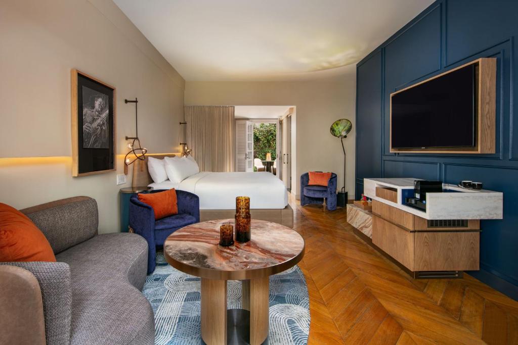 um quarto de hotel com uma cama e uma televisão em W New Orleans - French Quarter em Nova Orleães