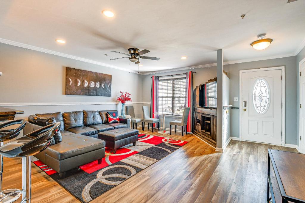 Khu vực ghế ngồi tại Spacious Dundalk Townhome 8 Mi to Inner Harbor!