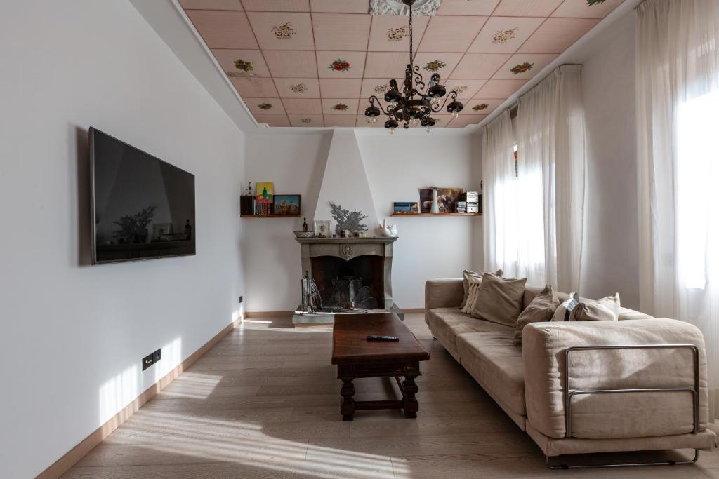TV a/nebo společenská místnost v ubytování Accogliente casa a Pontassieve