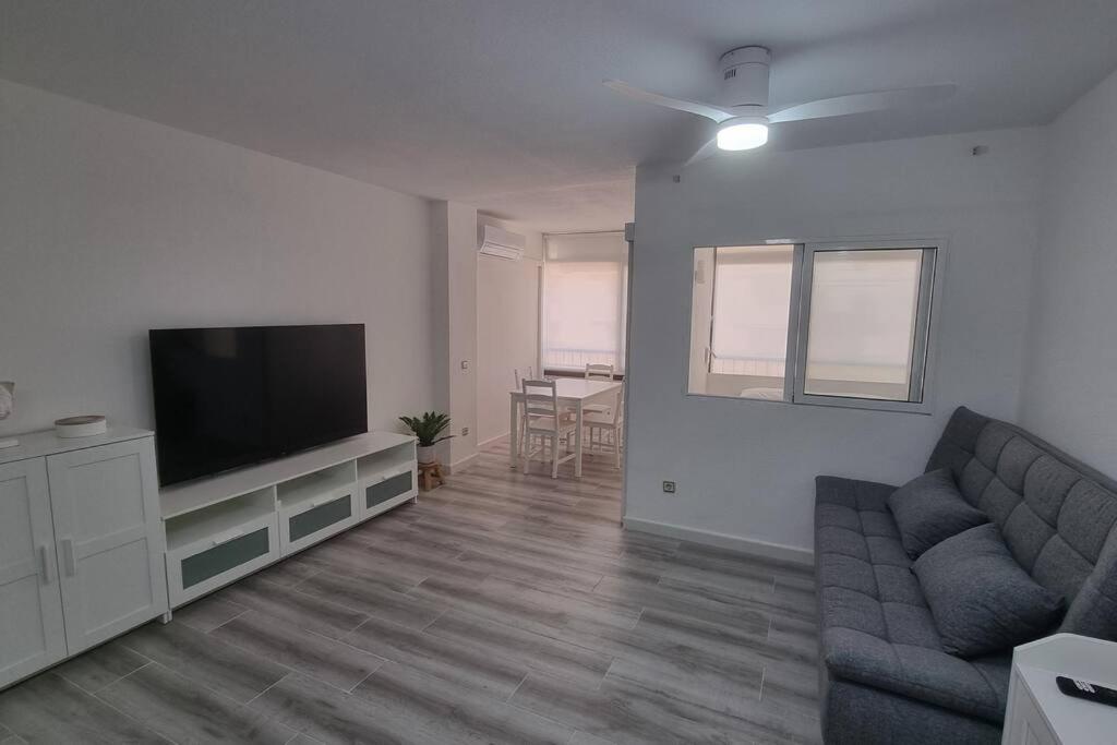 TV a/nebo společenská místnost v ubytování Coqueto Apartamento en la Playa