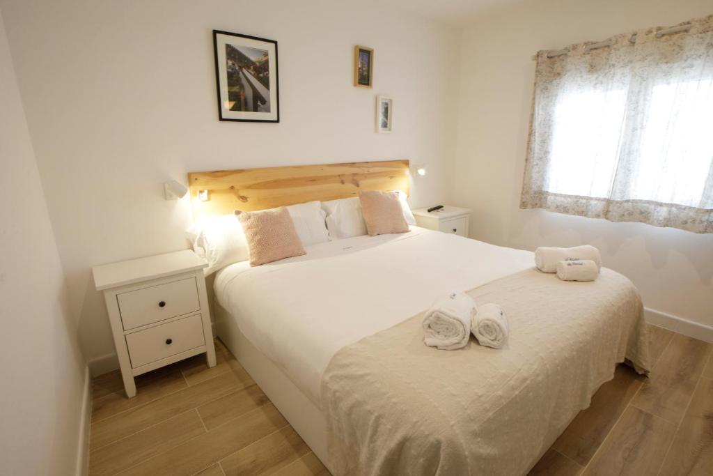 1 dormitorio con 2 camas y toallas. en La Trinidad Córdoba, en Córdoba