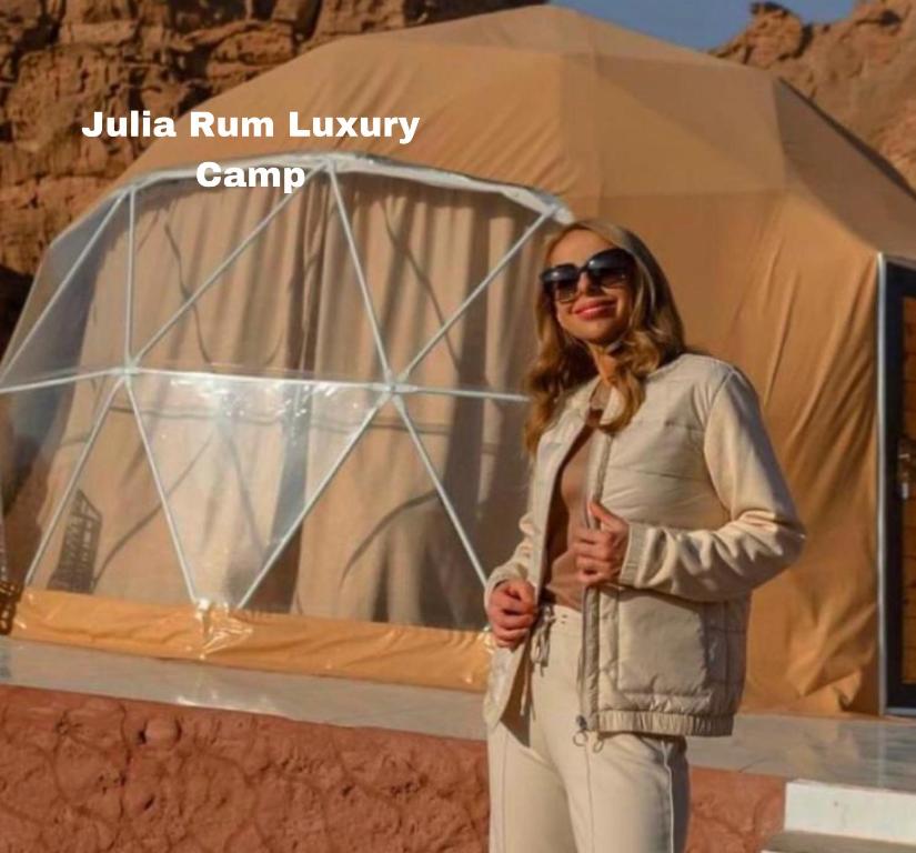 una mujer parada frente a una tienda en Julia Rum Luxury Camp en Wadi Rum