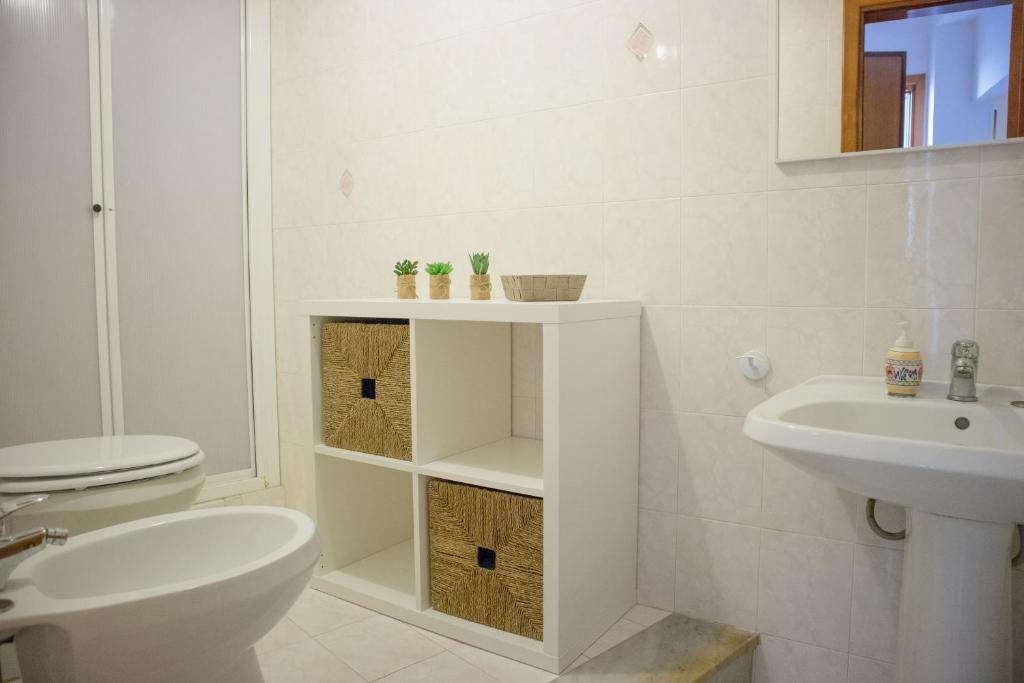 萊萬佐的住宿－Casa del Nostromo，白色的浴室设有卫生间和水槽。