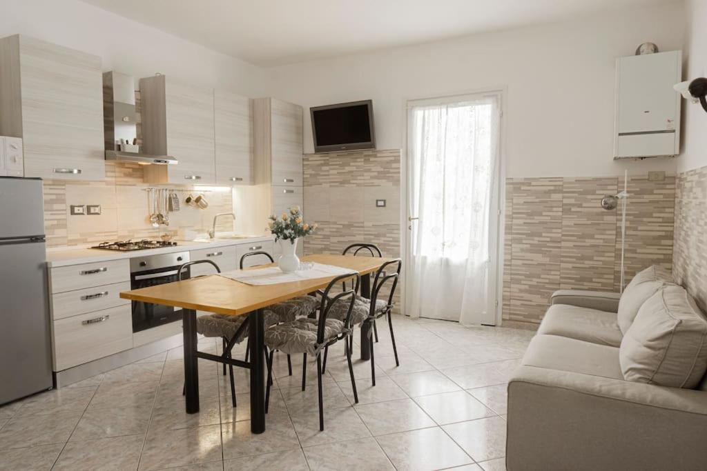 cocina y sala de estar con mesa y sofá en R-House - Appartamento, en Collecorvino