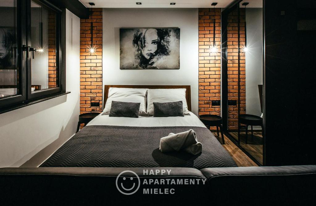 sypialnia z łóżkiem i szczęśliwym plakatem na ścianie w obiekcie Happy Night - Apartamenty Happy Mielec w Mielcu