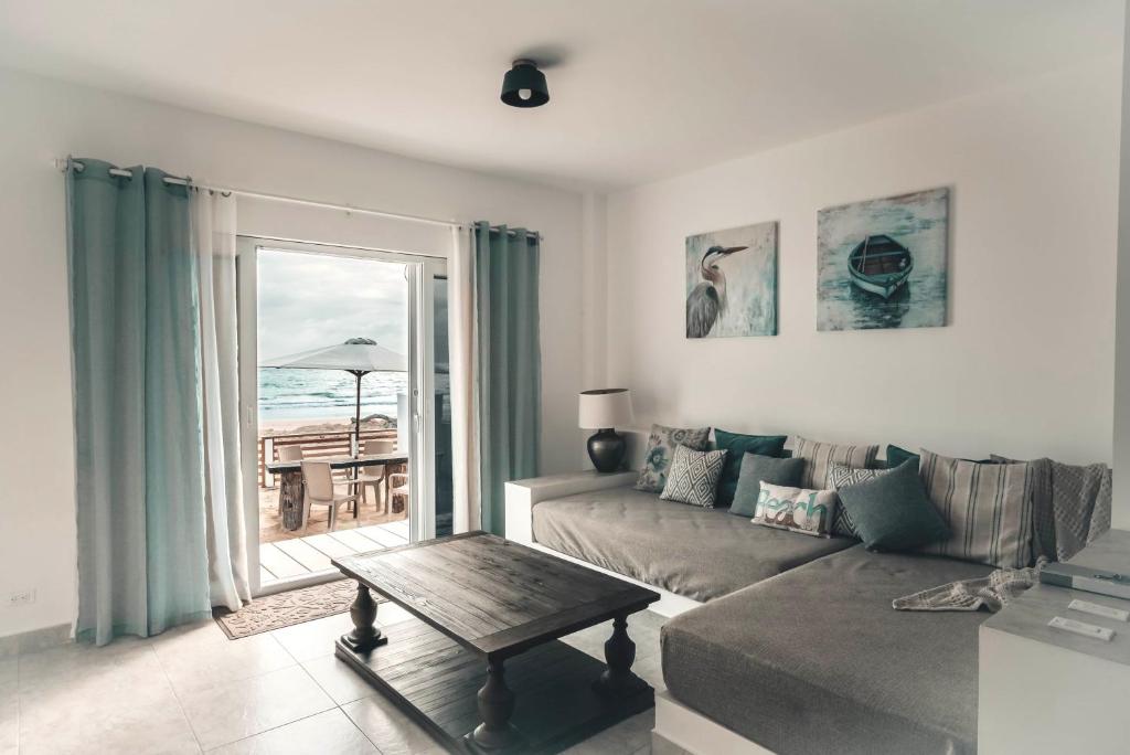 比亞米爾港的住宿－Yellow Heron House，客厅配有沙发和桌子