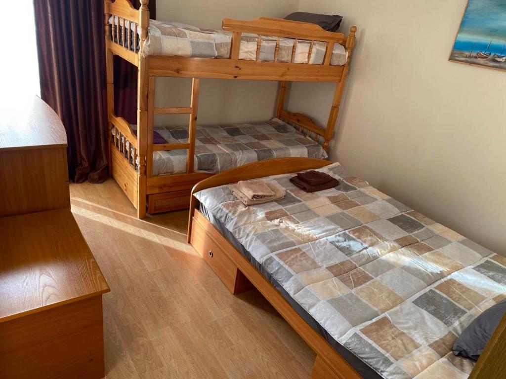 Un dormitorio con dos literas en una habitación. en ELIT 2 APART HOTEL, en Sunny Beach