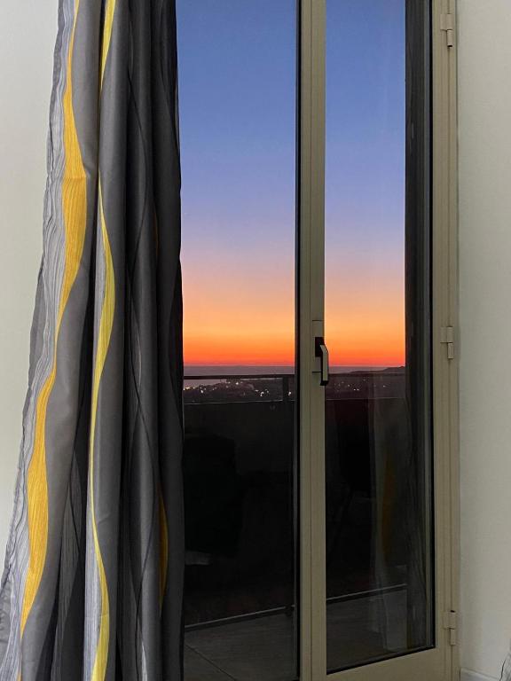 Východ nebo západ slunce při pohledu z bed and breakfast nebo okolí