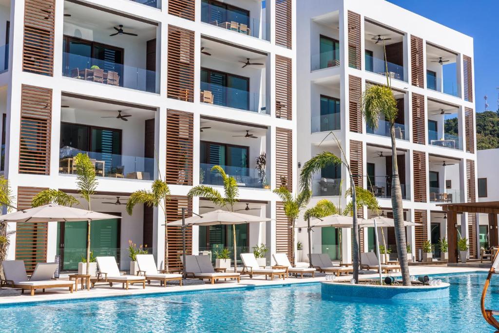 une image d'un immeuble d'appartements avec une piscine dans l'établissement Acqua di Mare Resort, à West Bay