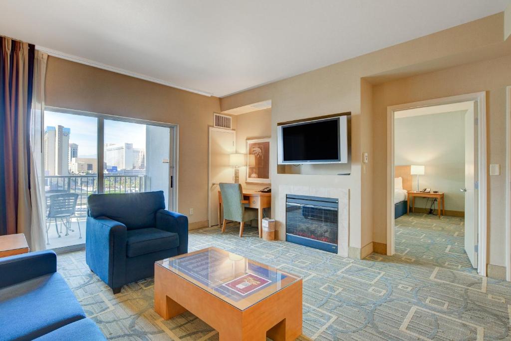Μια τηλεόραση ή/και κέντρο ψυχαγωγίας στο Princess II Suite Platinum * Balcony Strip Views