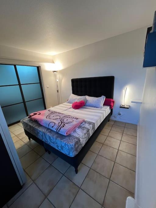une chambre avec un lit dans une pièce dans l'établissement Appartement, à Toulouse