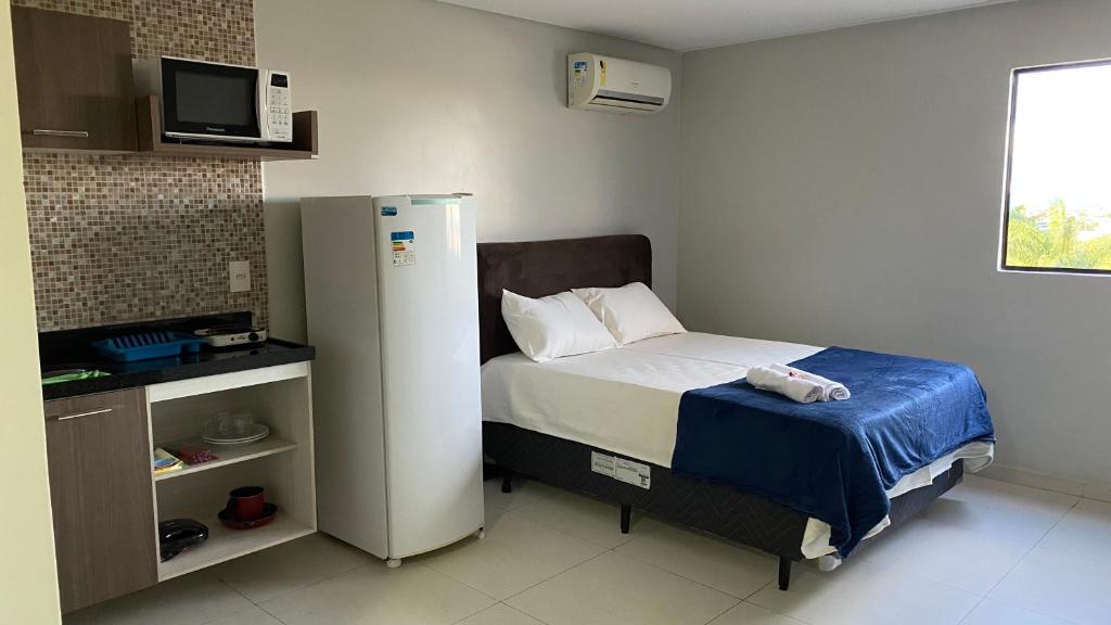 1 dormitorio pequeño con 1 cama y TV en Flat Mobiliado em excelente localização en Campina Grande