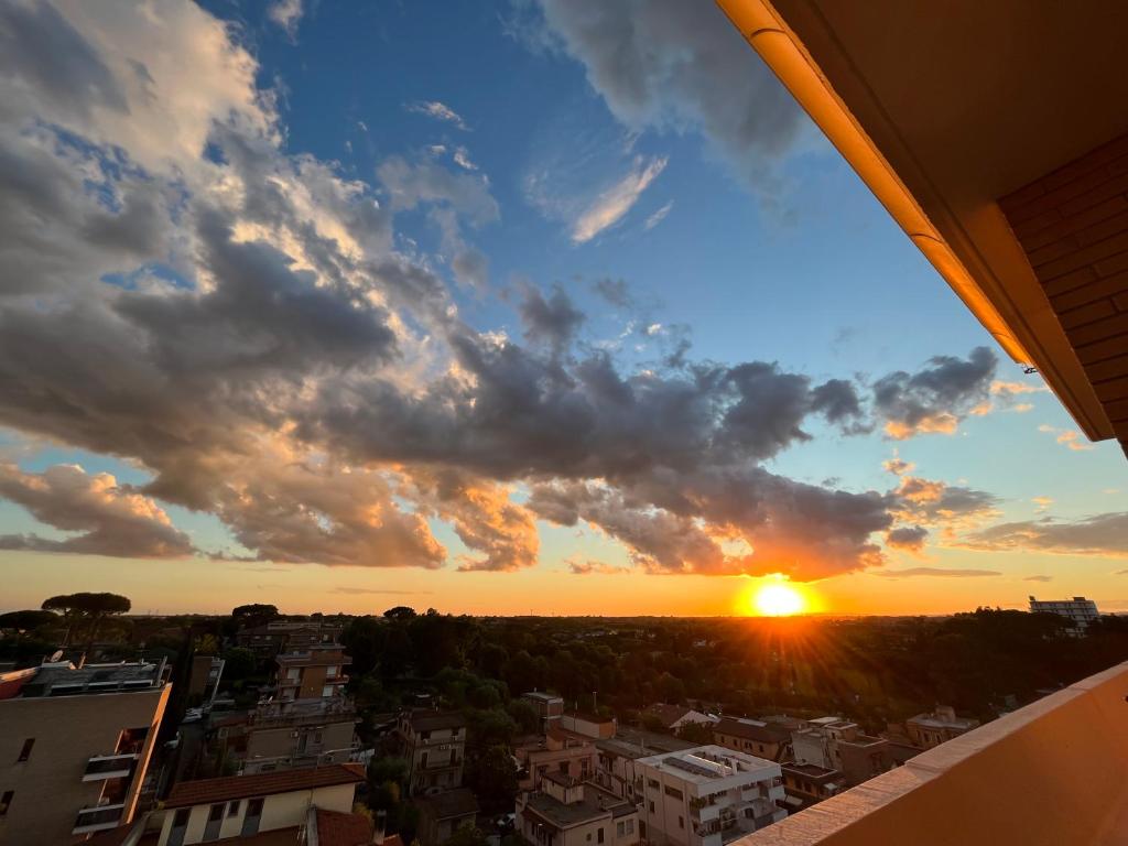 puesta de sol desde el balcón de un edificio en Mi Casa Es Tu Casa en Roma