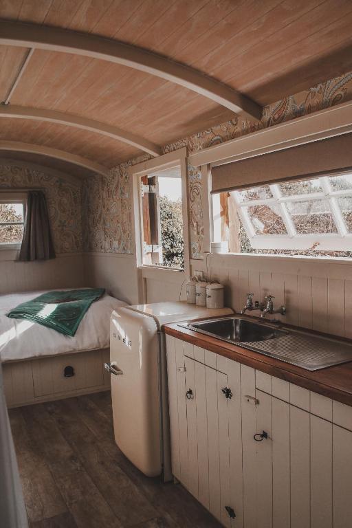 Kuchyň nebo kuchyňský kout v ubytování Rocky Creek Shepherds Hut