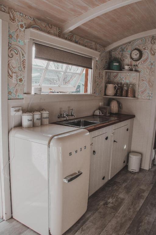 Kuchyň nebo kuchyňský kout v ubytování Rocky Creek Shepherds Hut