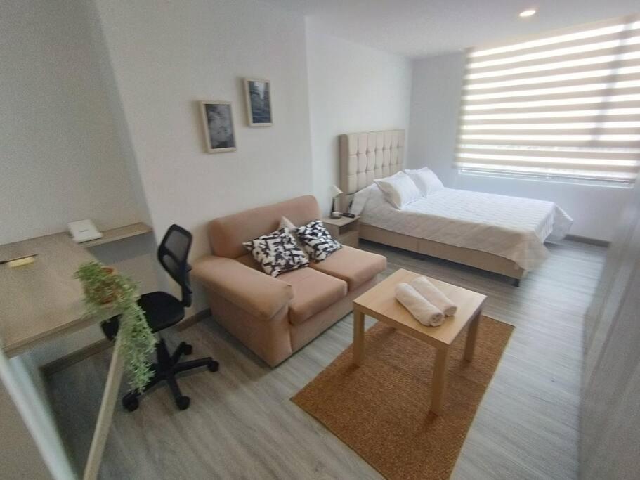 un soggiorno con divano e letto di Apartamento de Estudio en Bogotá, Casco central a Bogotá
