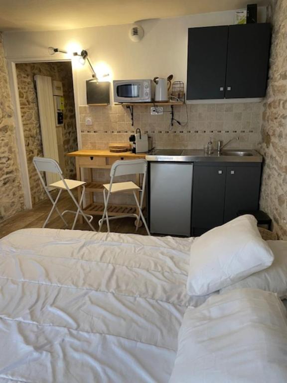 une chambre avec un lit et une cuisine avec une table dans l'établissement Studio with exposed stone Vieux Lyon, à Lyon