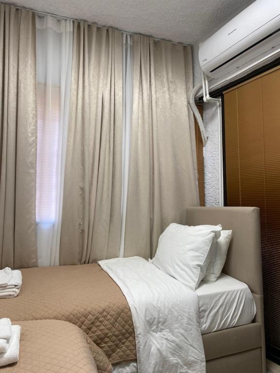 sypialnia z 2 łóżkami i oknem w obiekcie Apartman Perea w mieście Perea
