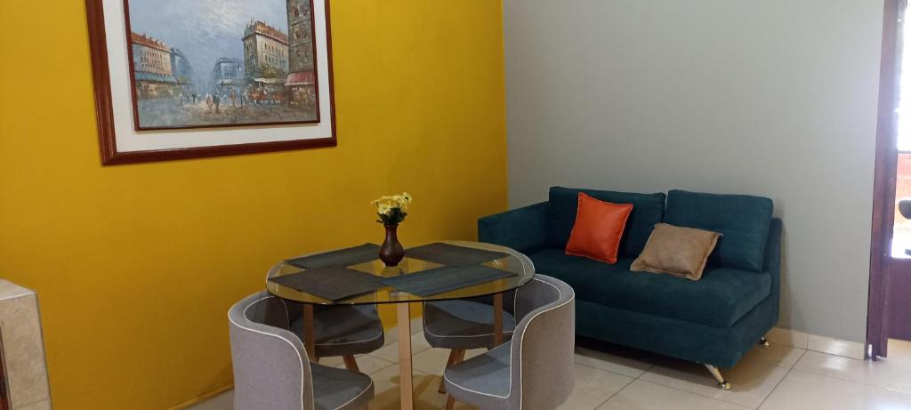 - un salon avec un canapé bleu et une table dans l'établissement Apartaestudio amoblado, à Piendamó