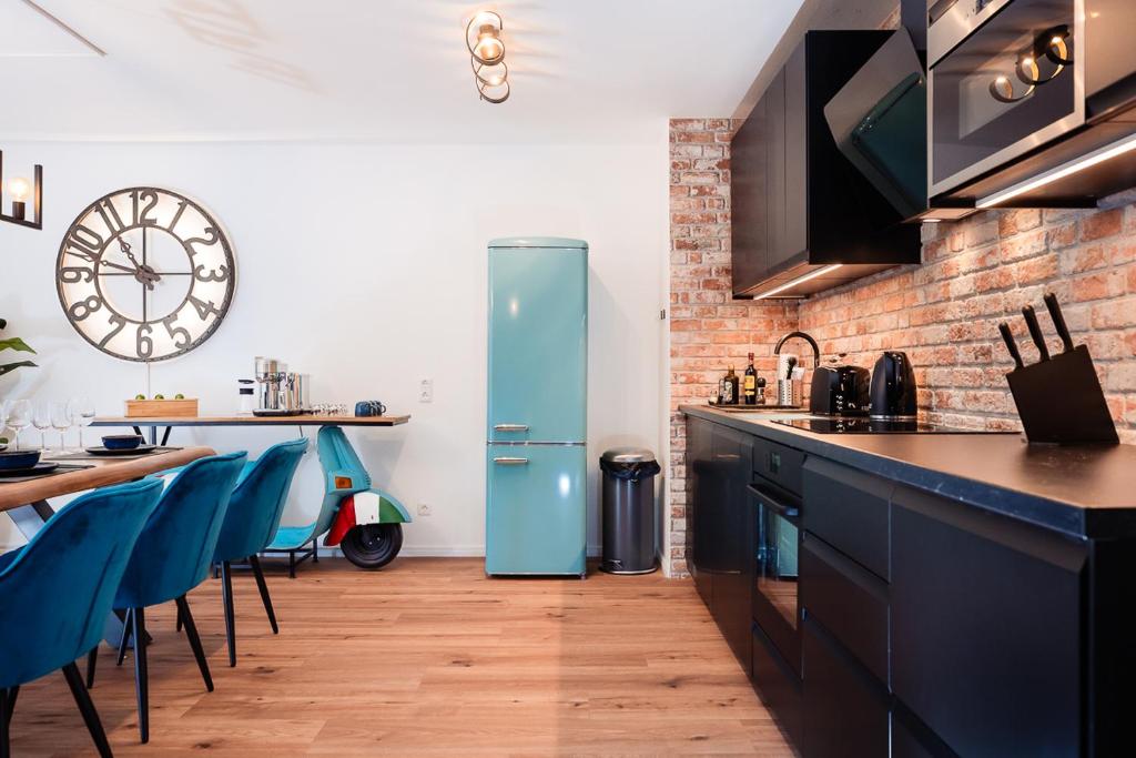 a kitchen with a blue refrigerator in a room at bee Apartments Design NESPRESSO Küche Parkplätze PS5 in Aachen