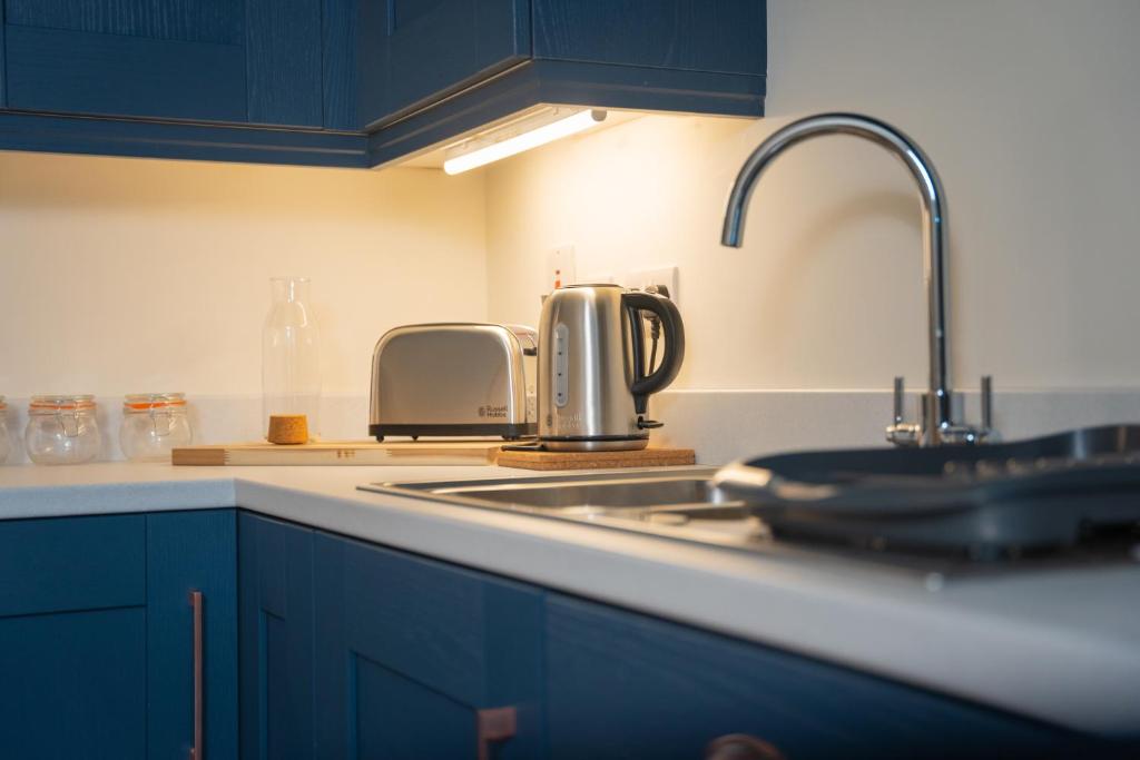 Kuchyň nebo kuchyňský kout v ubytování The Links Suites