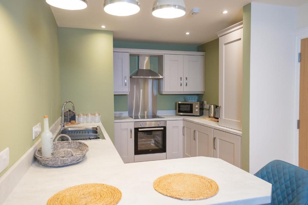 Kuchyň nebo kuchyňský kout v ubytování The Links Suites