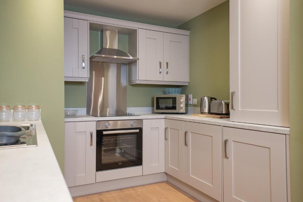 Kuchyň nebo kuchyňský kout v ubytování The Links Suites
