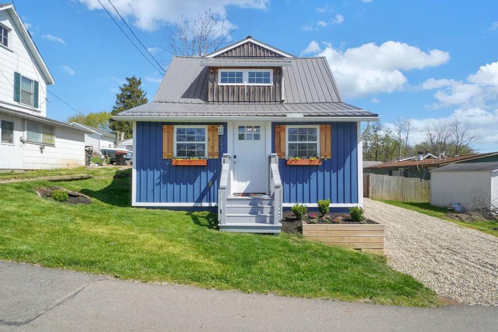 una pequeña casa azul con techo gris en Anchors Away - Relaxing Cottage Minutes from Lake, en Buckeye Lake