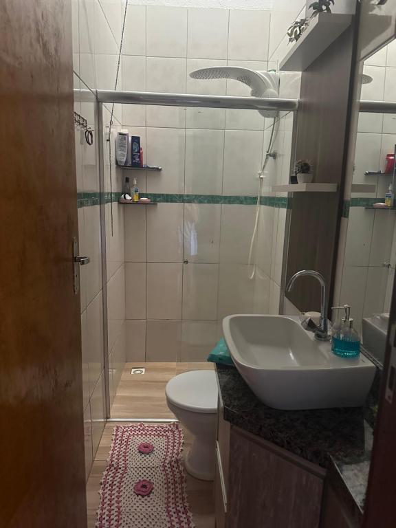 ein Bad mit einem Waschbecken und einem WC in der Unterkunft Aluga-se casa para Show rural in Cascavel
