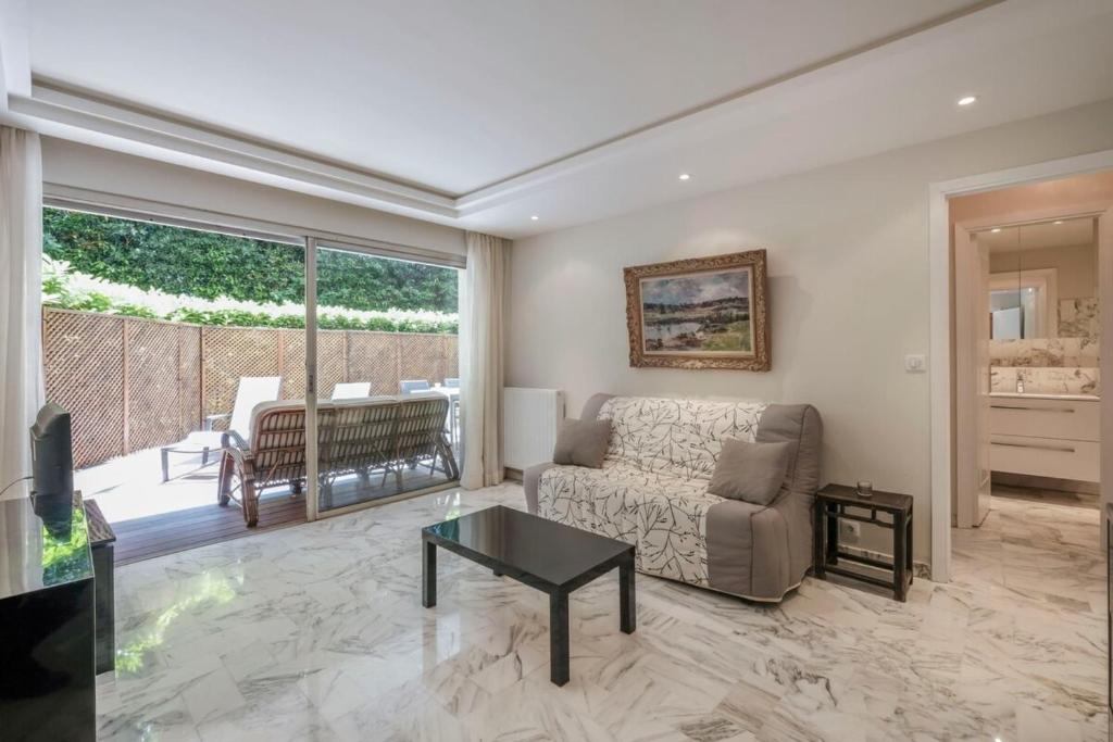 un salon avec un canapé et une table dans l'établissement Wdf one bedroom heart of Cannes, à Cannes