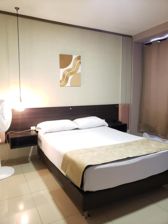 Postel nebo postele na pokoji v ubytování Hotel Suite Center Pereira