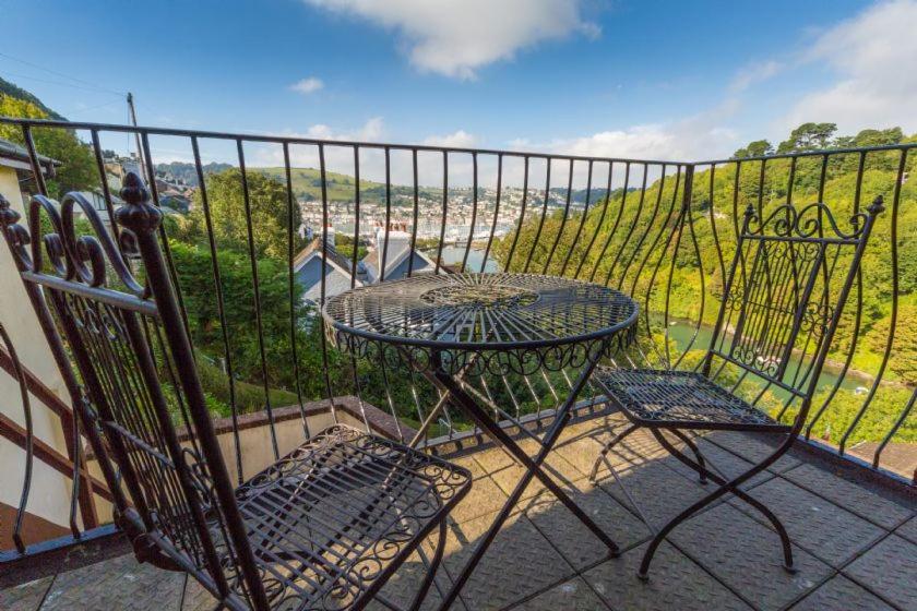 een tafel en stoelen op een balkon met uitzicht bij The Ridge in Dartmouth