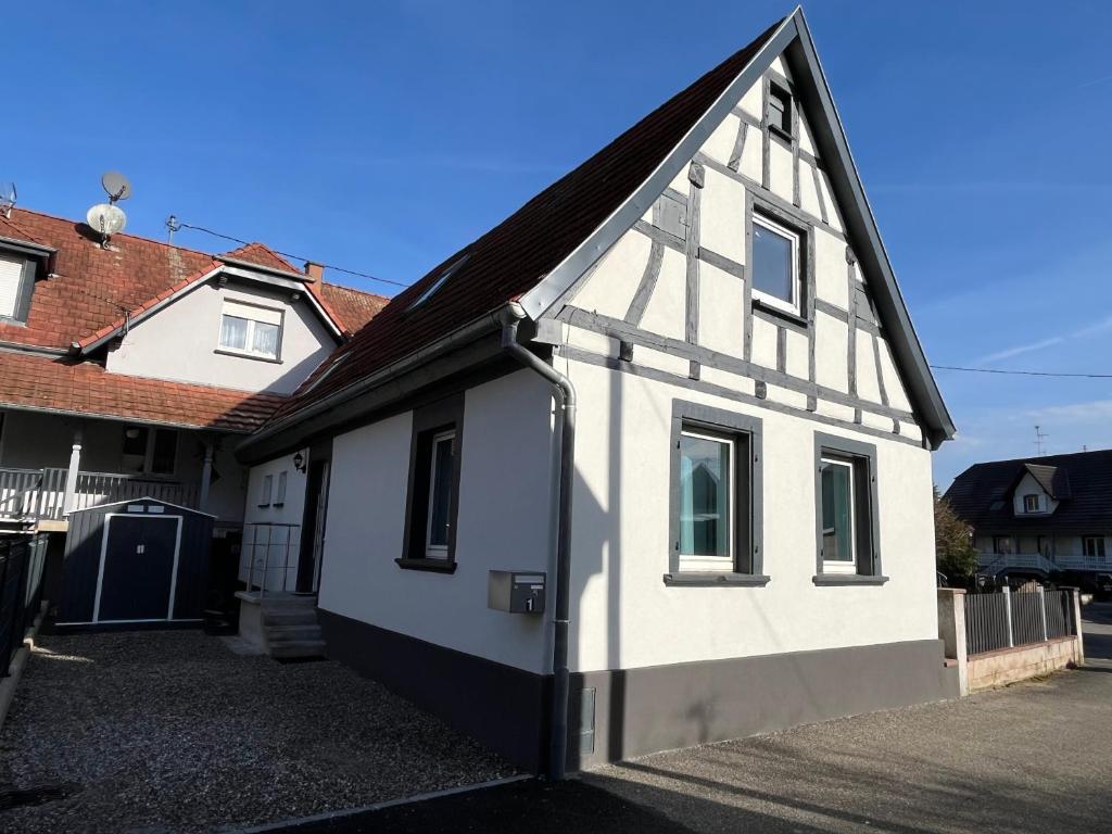 una casa blanca y negra con techo negro en Douce évasion en Beinheim