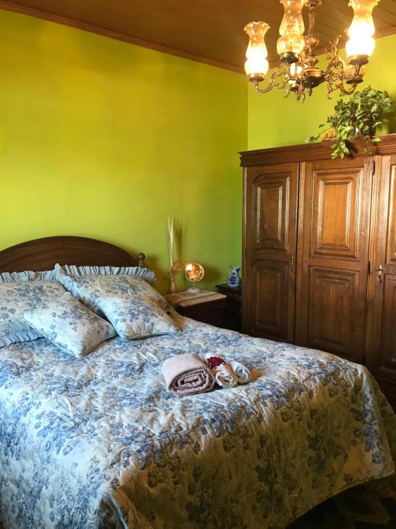 - une chambre avec un lit, une commode et un lustre dans l'établissement Casa de campanha chez Irène, 