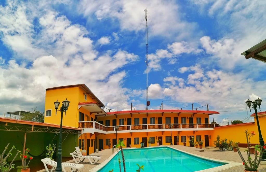um edifício com piscina em frente a um edifício em hotel ivon em Esquipulas
