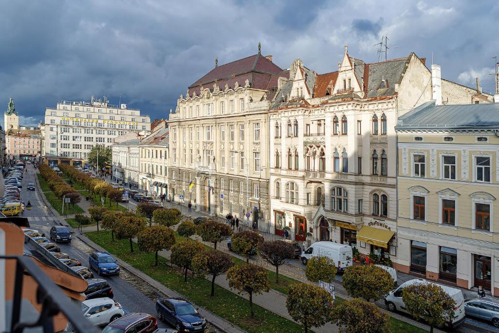 Nespecifikovaný výhled na destinaci Lvov nebo výhled na město při pohledu z hotelu