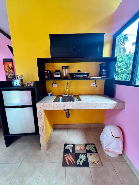 Kuchyň nebo kuchyňský kout v ubytování Caribbean Blue Morpho Casitas