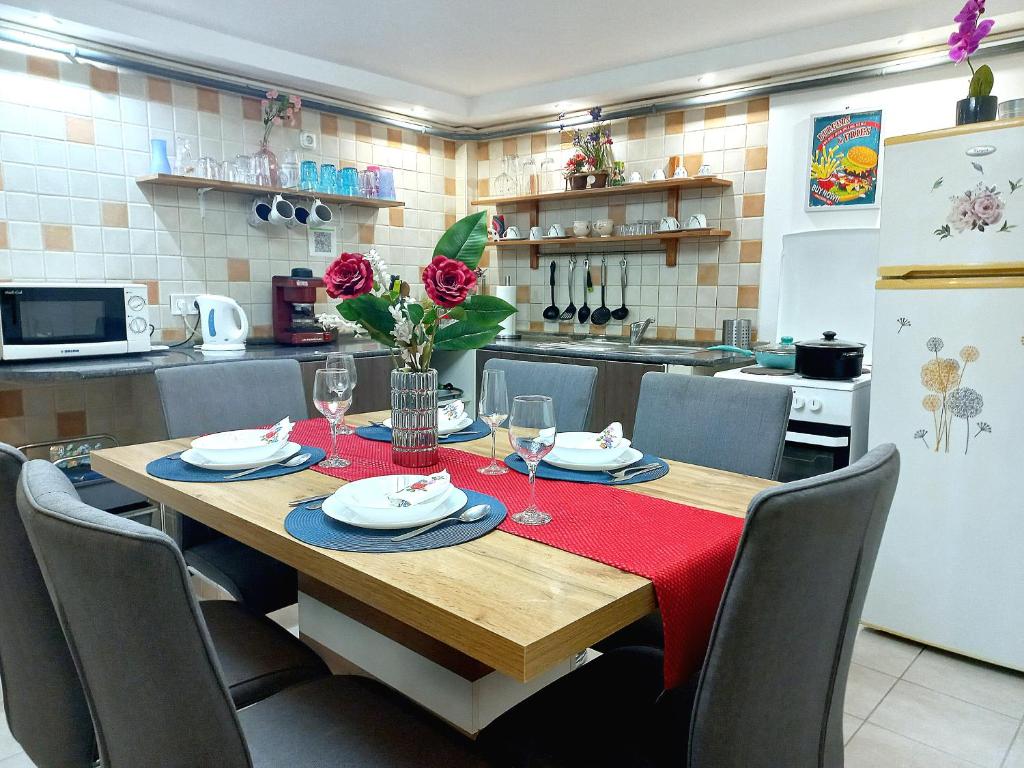 Kuchyňa alebo kuchynka v ubytovaní Downtown Acacia str Apartment
