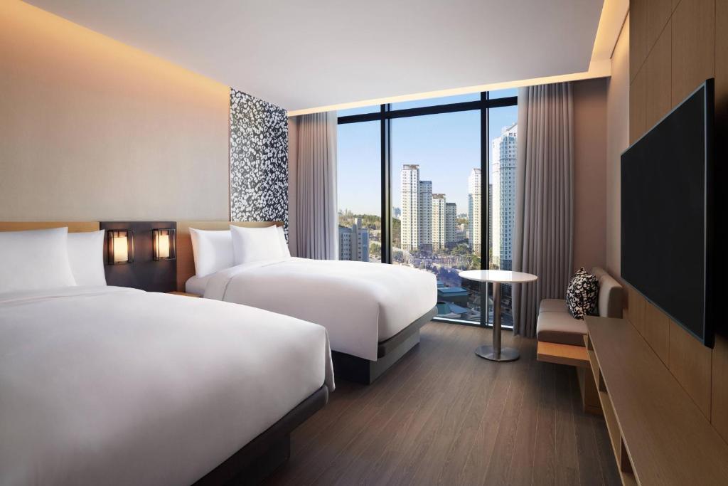 Postel nebo postele na pokoji v ubytování Courtyard by Marriott Suwon