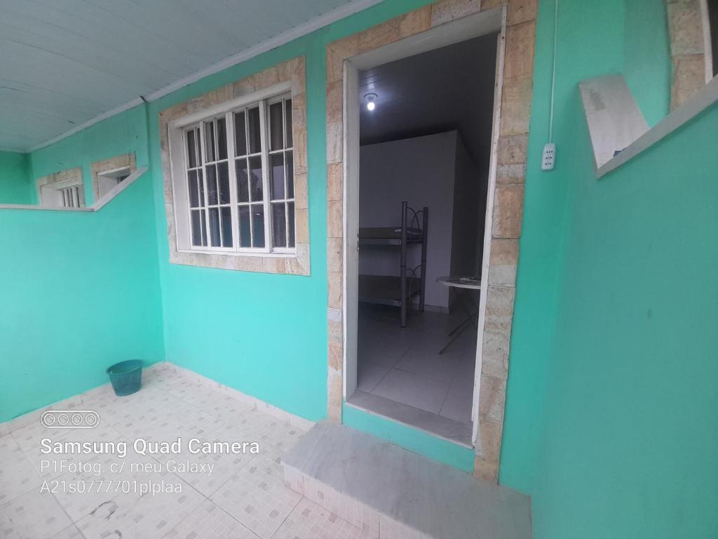 Habitación azul con puerta y ventana en Apartamento em Muriqui - RJ - Apto. 202, en Mangaratiba