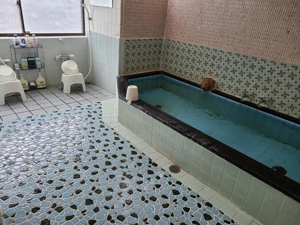 Ichimaru Ryokan - Vacation STAY 59257v في Tenkawa: حمام مع حوض مع مرحاض ومغسلة